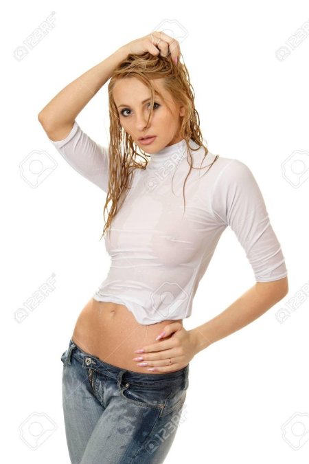 Девушка в мокрой белой футболке насквозь