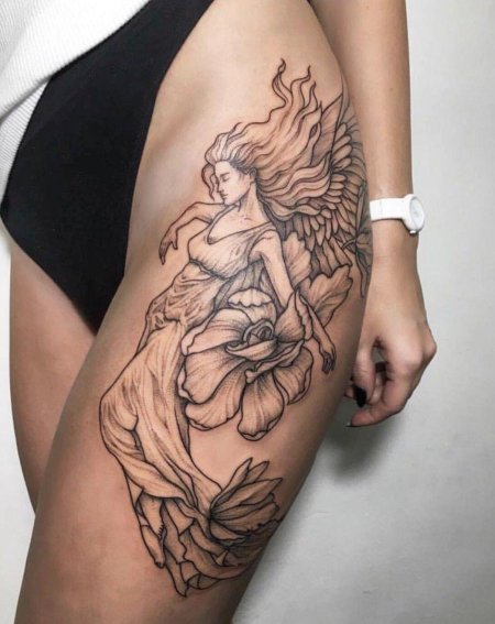 Тату на бедре