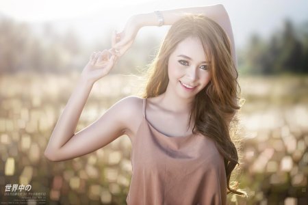 Девушка улыбается