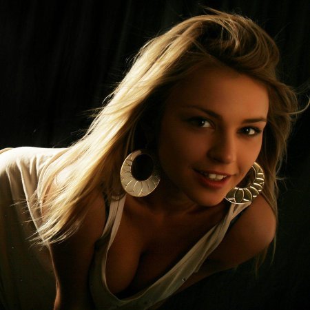 Девушка улыбается