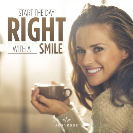 Девушка пьет кофе