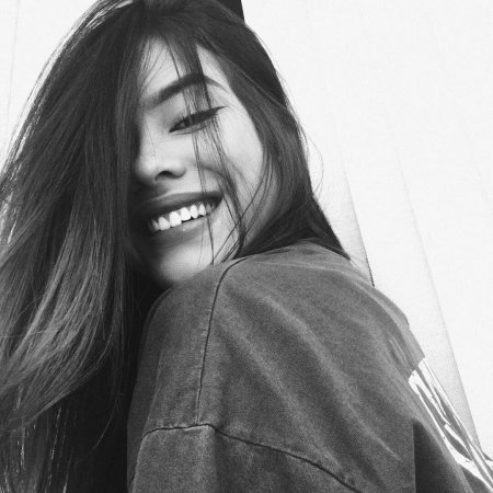 Девушка смеется