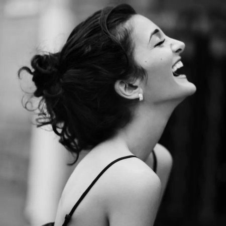 Девушка смеется