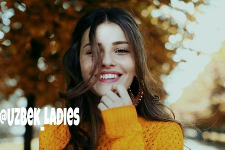 Девушка улыбается