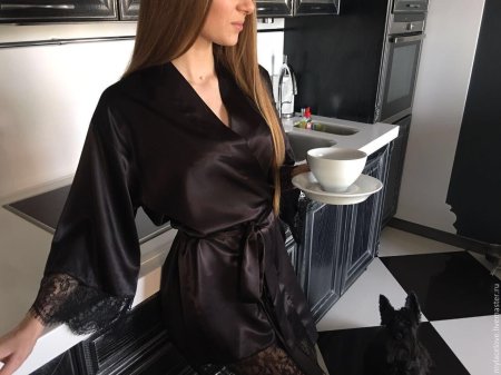 Девушка вшолковом халате