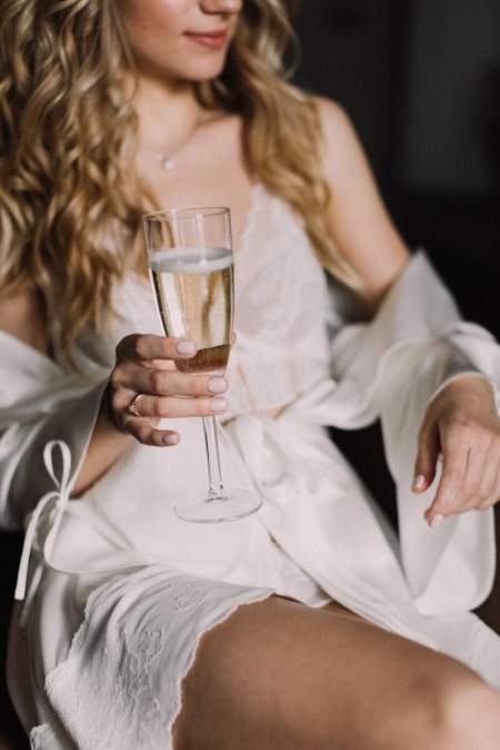 Девушка с бокалом