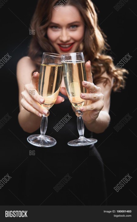Женщина с бокалом шампанского