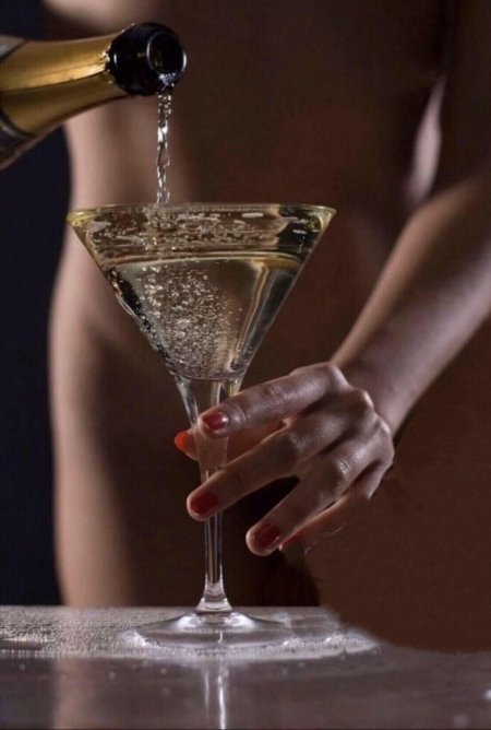 Рука с бокалом