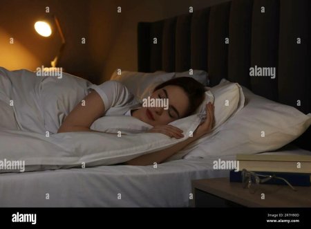 Спящие девушки в постели