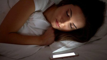 Девушка с телефоном ночью