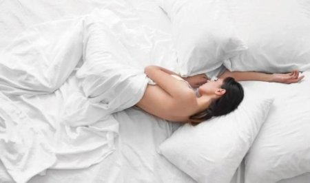 Девушка во сне