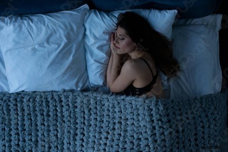 Девушка спит на кровати