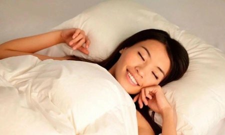 Девушка спит с улыбкой