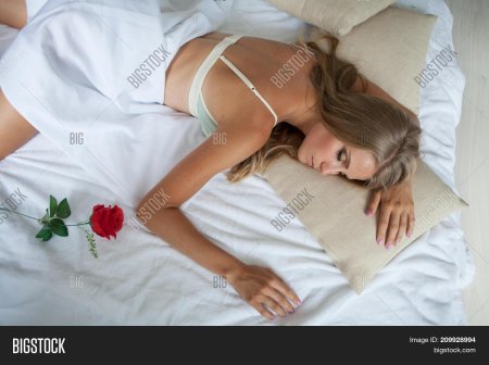 Девушка в постели спит
