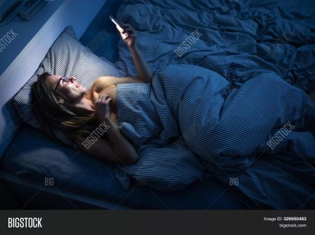 Девушка перед сном в кровати