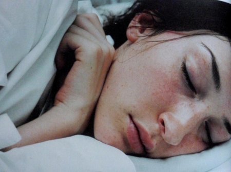 Сонное лицо девушки