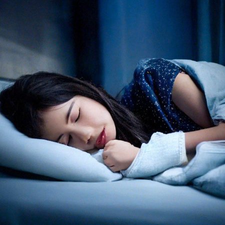 Девушка спит ночью