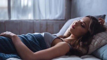 Девушка в постели