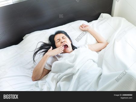 Девушка зевает