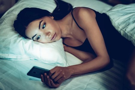 Девушка лежит с телефоном