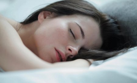 Красивая девушка спит