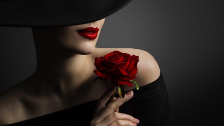 Девушка в шляпе губы