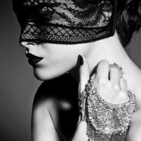 Девушка в кружевной маске