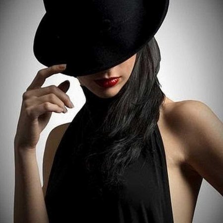 Брюнетка девушка