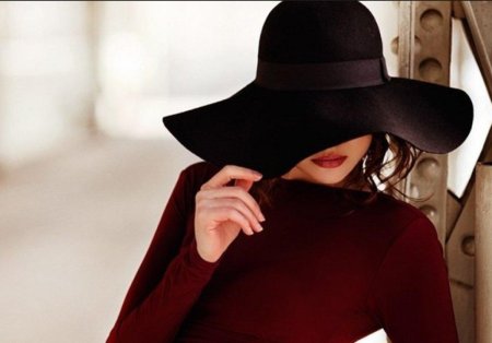 Девушка в шляпе