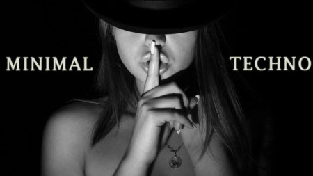 Девушка с пальцем у губ