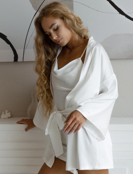 Девушка в белом халате