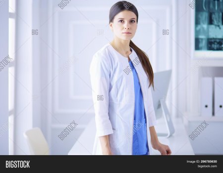 Женщина врач в белом халате