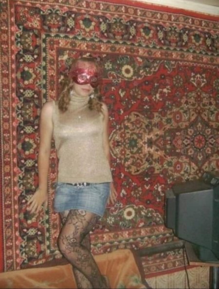 Девушки на фоне ковра