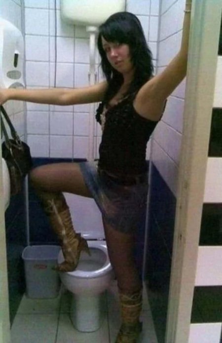 Девушки в Уборной