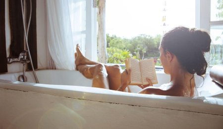 Девушка в ванной с книгой