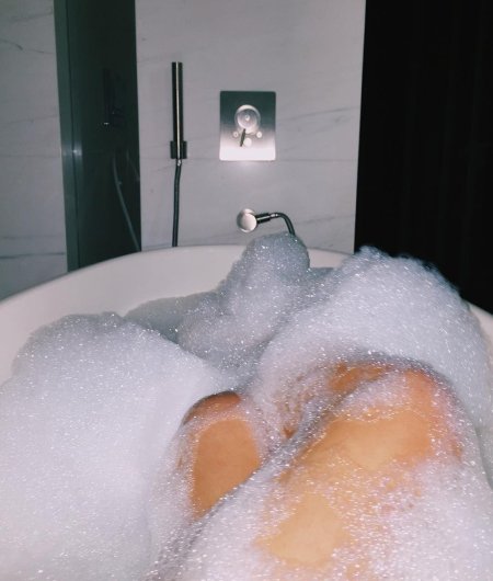 Красивая девушка в ванной