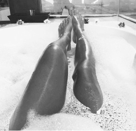 Загорелые ноги