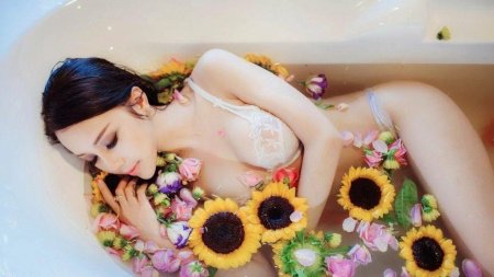 Девушка в ванне