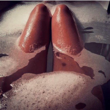 Ноги в ванной