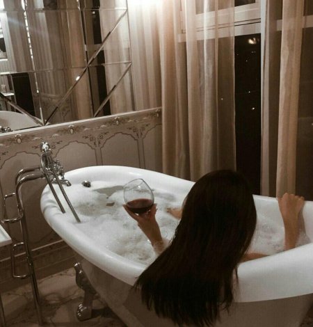 Девушка брюнетка в ванной