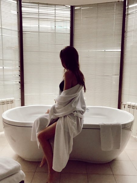 Красивая девушка в ванной комнате