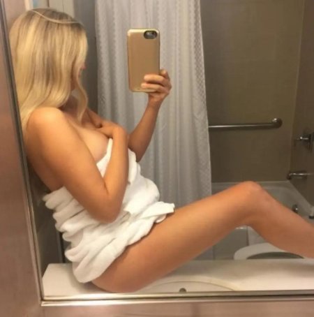 Девушка в полотенце