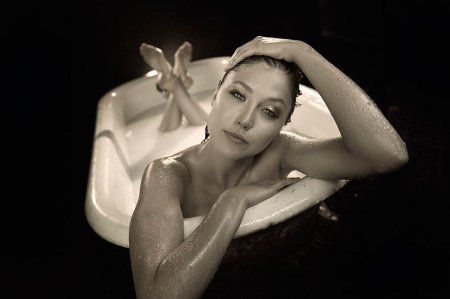 Красивая женщина в ванной