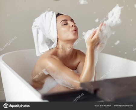 В ванной девушка