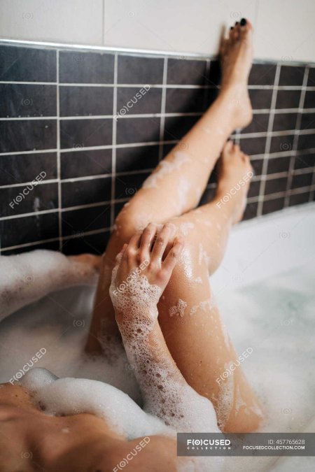 Женские ноги в ванной