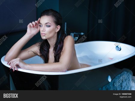 Красивые дамы в ванной