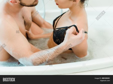 Парень с девушкой в ванне