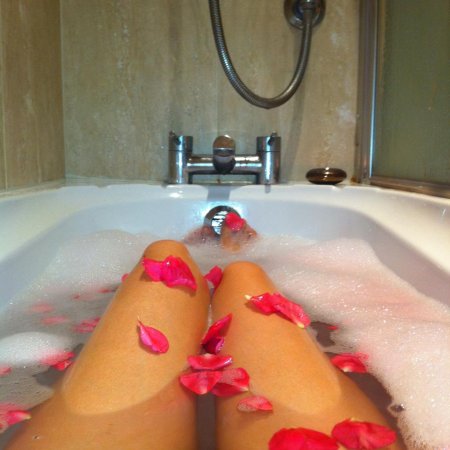 Ноги в ванной