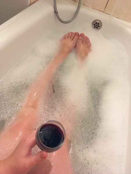 Ножки девушки в ванной