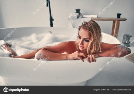 В ванной ню